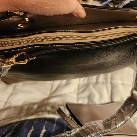 Mia K Petra Tote w/ wristlet  MFK Collection  Color-Pewter, with dustbag NWT - Picture 10 of 11